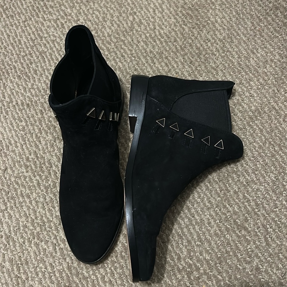 House of Harlow black suede boots